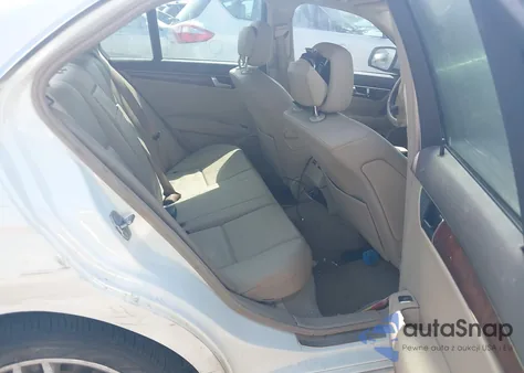 2009 Mercedes-Benz C 300 Luxury/Sport z USA, uszkodzony, nr VIN WDDGF54X09R050283